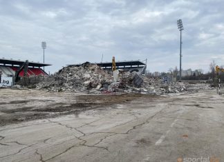 Централната трибуна на „Лаута“ вече е в историята