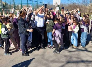 Стоичков зарадва деца в пловдивско училище