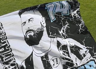 Фенове на Локо: Един червен картон няма да заличи историята! Горди сме, че си един от нас!