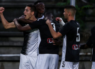 Талант на Локомотив (Пд) иска да подобри рекорда на Мартин Камбуров Младият футболист на Локомотив (Пловдив) Петър Андреев получи наградата си за играч №1 на 5-ия кръг в efbet Лига. „Смърфовете“ надвиха Славия с 2:1, като именно Андреев отбеляза победното попадение в добавеното време на срещата. Той разкри, че амбициите му в първенството са да вкарва още голове, тъй като има бас с Мартин Камбуров, че ще подобри рекорда му за отбелязани голове – 256. „Доминирахме в срещата. Емоция е да вкараш в последните минути. Това са хубави моменти и се надявам да имам още такива занапред. Настроението в отбора е феноменално, има емоция. Ние мислим мач за мач. Поставяме си цели, които се молим да се случат. В момента колективът е много добър, тренировъчният процес е топ. Надяваме се да продължаваме така. Ние сме Локомотив (Пловдив) – един от грандовете в българския футбол. Нормално е да имаме високи цели и амбиции. За всеки млад футболист е хубаво да играе в евротурнирите. Имаше две-три момчета, които имаха леки заболявания, но не е нещо сериозно. Аз съм перде. Осем месеца бях извън терена, но много хора се грижеха за мен. Амбициите с младежкия национален отбор са високи. Сега имаме мачове с Гибралтар и Азербайджан. Лично аз очаквам 6 точки. За мен е голям плюс, че съм в младежкия национален отбор. Надявам се да се представя на ниво и да мога да помогна. Надявам се срещу Левски да се напълни стадионът. Хубаво ще е да има атмосфера. Това е един заряд за всеки футболист. В момента ни предстои мач със Спартак (Варна) и мислим за него. Моите амбиции в първенството са да вкарам още голове, защото имам мисия с Мартин Камбуров. Имаме бас и трябва да го спечеля. Казах му, че ще пробвам да подобря рекорда му. Всеки един футболист иска да играе в чужбина. Първо трябва да се докажем в нашите клубове. Всичко ще си дойде, както си е писано“, сподели Андреев.