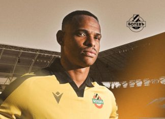 Маскоте позира с екипа на Ботев, приветстваха го с „Добре дошъл“