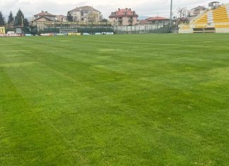 Основният терен в Коматево вече е с подобрена тревна настилка, закупиха и мултифункционален трактор