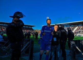 Установиха кой хвърли бутилката по Наумов, но той отрече пред съда